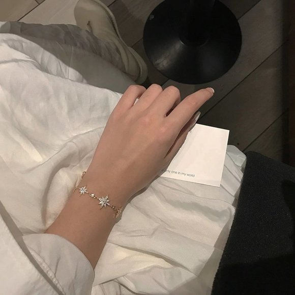 *NEW Yellow Gold Diamond Star Bracelet - Picture 3 of 12